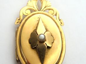 Médaillon porte-photo Napoléon III en or. Poids avec sa vitre : 7,70 g