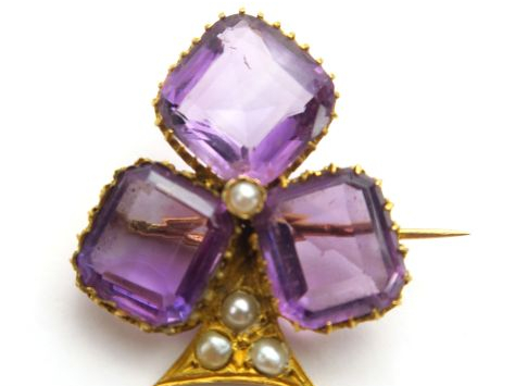 Broche Napoléon III en forme de trèfle, en or serti d'améthystes et de