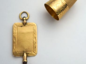 Dé à coudre et clé de montre en or et métal. Poids tel : 9,68 g