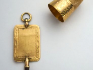 Vente aux enchères Dé à coudre et clé de montre en or et métal. Poids tel : 9,68 g