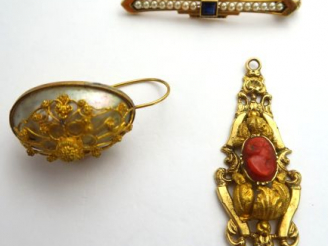 Vente aux enchères Broche barrette en or, saphir calibré et petites  perles, partie de pe