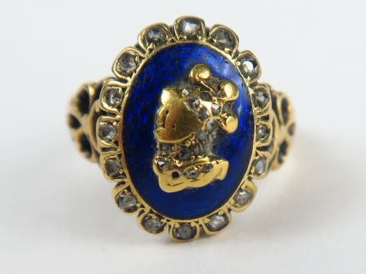 Bague XVIIIe en or, émail et roses. Poids tel : 5,20 g