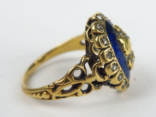 Bague XVIIIe en or, émail et roses. Poids tel : 5,20 g