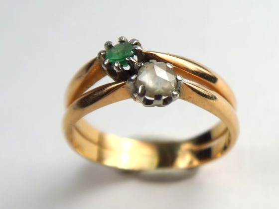 Bague en or ornée d’un diamant taillé en rose et d’une émeraude.  Poid