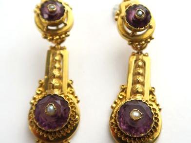 Pendants d'oreilles Napoléon III en or, pierres violettes et perles. P