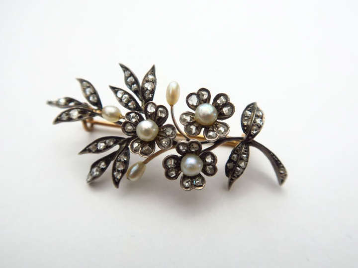 Broche XIXe en or figurant un branchage fleuri, serti de perles et de 