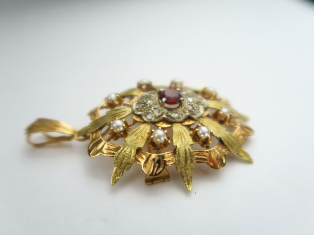 Broche Napoléon III en or 3 tons, ornée de demi-perles, de diamants ta