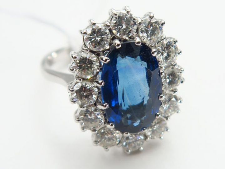 Bague ornée d'un saphir ovale de 4 carats environ, dans un entourage d
