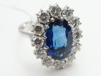 Vente aux enchères Bague ornée d'un saphir ovale de 4 carats environ, dans un entourage d