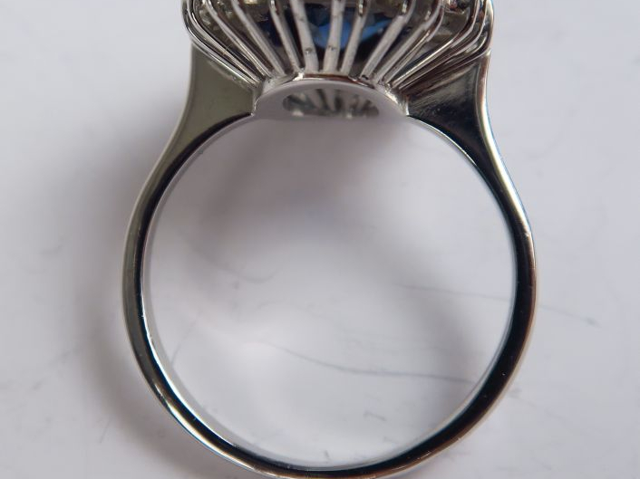 Bague ornée d'un saphir ovale de 4 carats environ, dans un entourage d