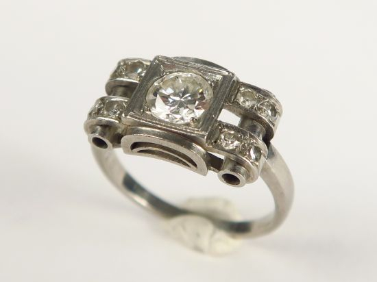 Bague 1940 sertie d'un diamant central, taille ancienne, et d'un pavag