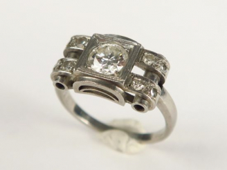 Vente aux enchères Bague 1940 sertie d'un diamant central, taille ancienne, et d'un pavag