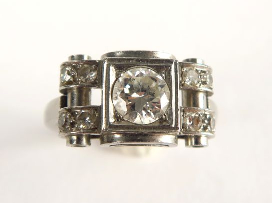 Bague 1940 sertie d'un diamant central, taille ancienne, et d'un pavag