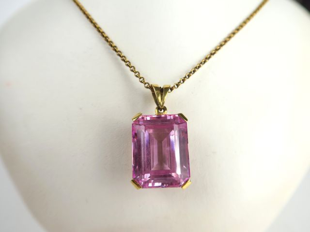 Pendentif retenant une pierre rose (topaze ?). Monture en or. Poids te