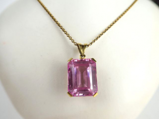 Vente aux enchères Pendentif retenant une pierre rose (topaze ?). Monture en or. Poids te