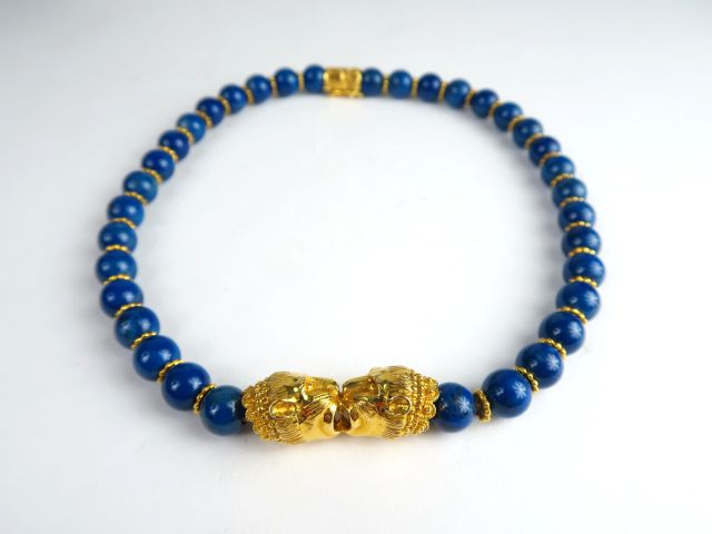 ZOLOTAS. Collier en or et perles de lapis lazuli, figurant deux têtes 