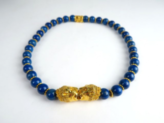 Vente aux enchères ZOLOTAS. Collier en or et perles de lapis lazuli, figurant deux têtes 