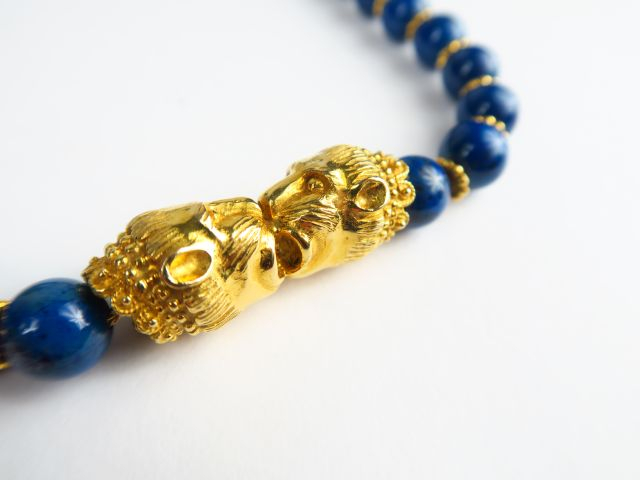 ZOLOTAS. Collier en or et perles de lapis lazuli, figurant deux têtes 