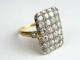 Vente aux enchères Bague en or et platine ornée d'un pavage de diamants taille ancienne.