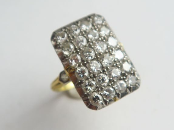 Bague en or et platine ornée d'un pavage de diamants taille ancienne.