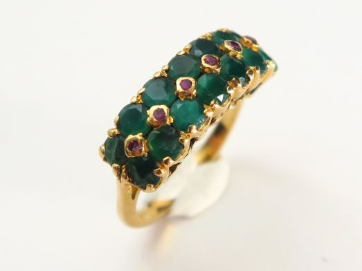 Bague ornée de deux rangs de pierres vertes. Monture en or. Poids tel 