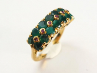Vente aux enchères Bague ornée de deux rangs de pierres vertes. Monture en or. Poids tel 