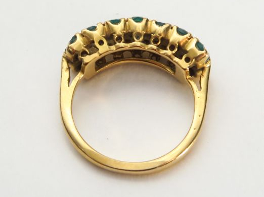 Bague ornée de deux rangs de pierres vertes. Monture en or. Poids tel 