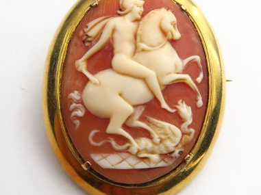 Broche, monture en or, camée sur coquillage à décor d’un cavalier terr