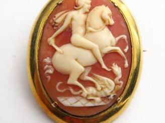 Vente aux enchères Broche, monture en or, camée sur coquillage à décor d’un cavalier terr