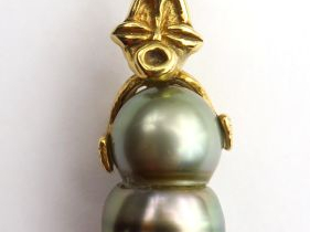 Vente aux enchères Perle grise double montée en pendentif. Monture en or. Poids tel : 5,1