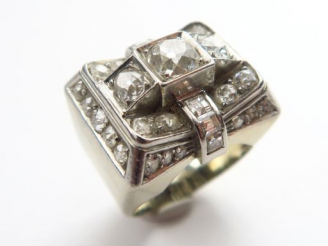 Vente aux enchères Bague Tank Art Déco en or blanc, sertie de diamants taille ancienne. P
