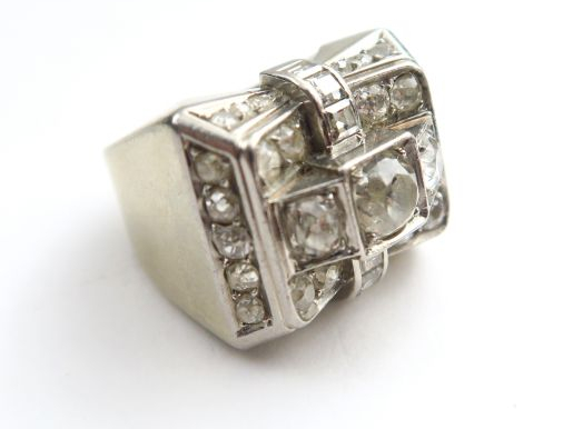Bague Tank Art Déco en or blanc, sertie de diamants taille ancienne. P