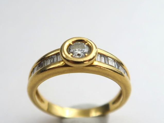 Bague sertie d'un diamant taille ancienne et de diamants baguette. Mon