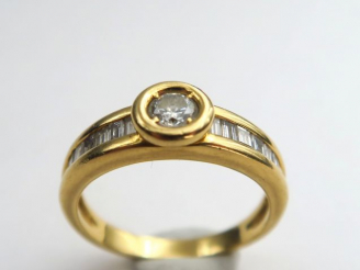 Vente aux enchères Bague sertie d'un diamant taille ancienne et de diamants baguette. Mon