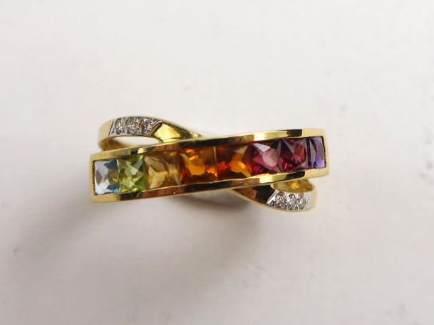Bague en or sertie de pierres de couleurs calibrées. Poids tel : 3,8 g