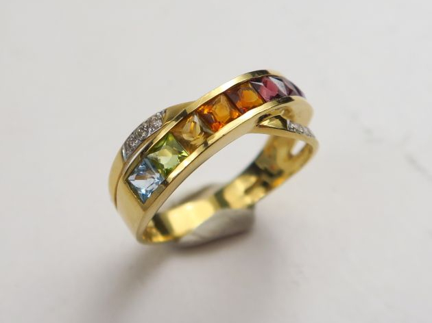 Bague en or sertie de pierres de couleurs calibrées. Poids tel : 3,8 g