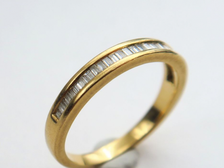 Demi-alliance américaine en or, sertie de diamants calibrés. Poids tel