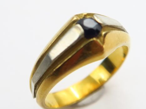 Bague en or deux tons, sertie d'un saphir. Poids tel : 7,6 g
