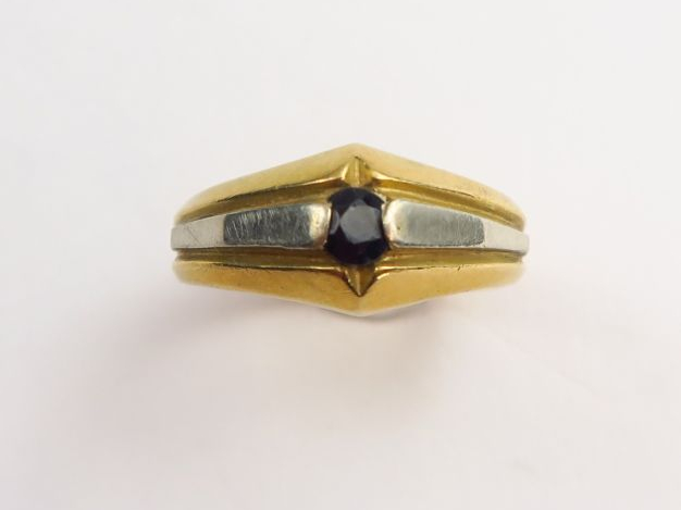 Bague en or deux tons, sertie d'un saphir. Poids tel : 7,6 g