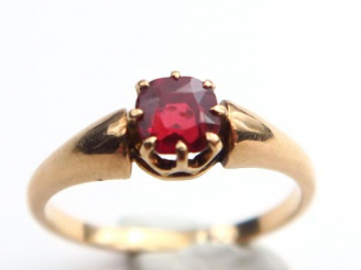 Vente aux enchères Bague en or jaune et pierre rouge.  poids tel : 2.4 g