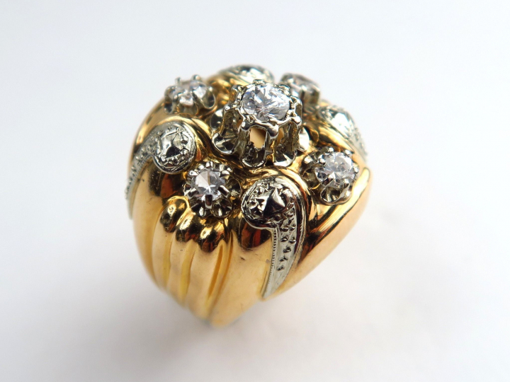 Bague dôme en or deux tons sertie de diamants.  Poids tel : 4.6 g