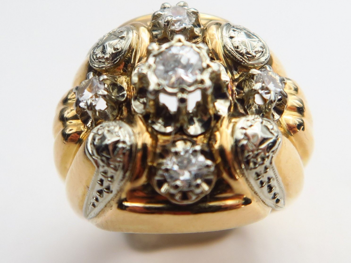 Bague dôme en or deux tons sertie de diamants.  Poids tel : 4.6 g