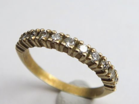 	Alliance en or blanc, sertie de diamants calibrés. Poids tel : 2.4 g