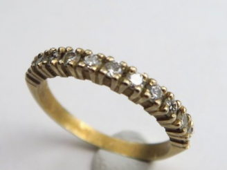Vente aux enchères 	Alliance en or blanc, sertie de diamants calibrés. Poids tel : 2.4 g