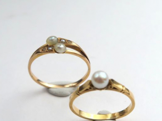 Vente aux enchères Bague en or, ornée d’une perle. Poids tel : 1.5 g Petite bague en or o