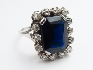 Vente aux enchères Bague en platine ornée d’un saphir, dans un entourage de petits brilla