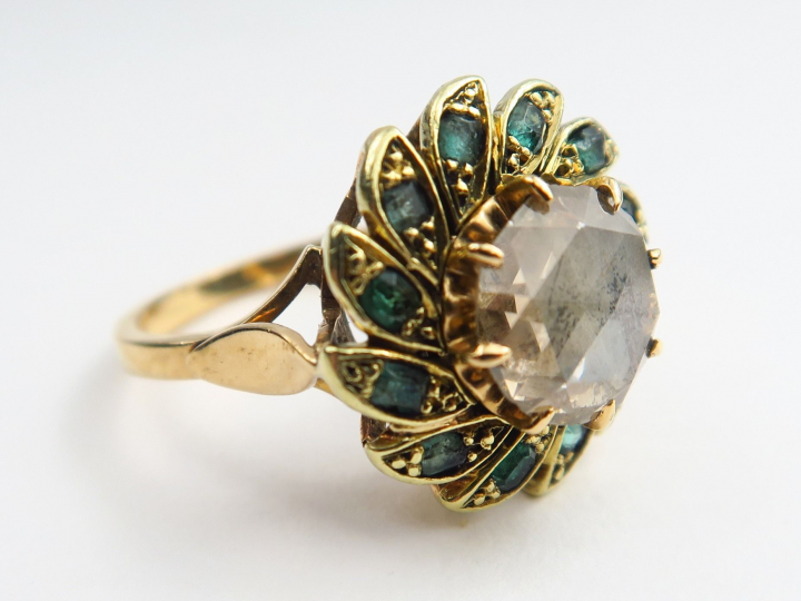 Bague en or jaune, ornée en son centre d’un diamant taillé en rose, da