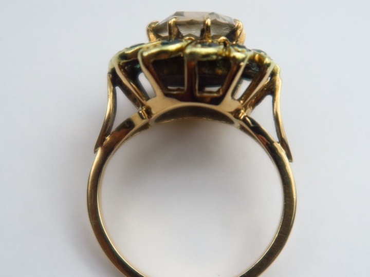 Bague en or jaune, ornée en son centre d’un diamant taillé en rose, da