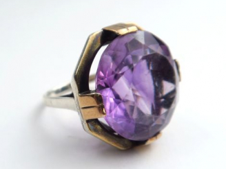 Vente aux enchères Bague ornée d’une grosse améthyste facettée. Monture en argent.  Poids