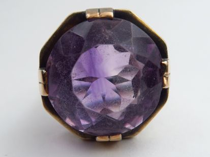 Bague ornée d’une grosse améthyste facettée. Monture en argent.  Poids